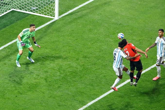 Lionel Messi yahushije penaliti abafana ba Argentine batangira kuririra muri stade umukino urangiye 3:2