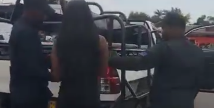 Polisi y’u Rwanda yafunze abapolisi babiri bagaragaye bafata nabi umukobwa wambaye ubusa
