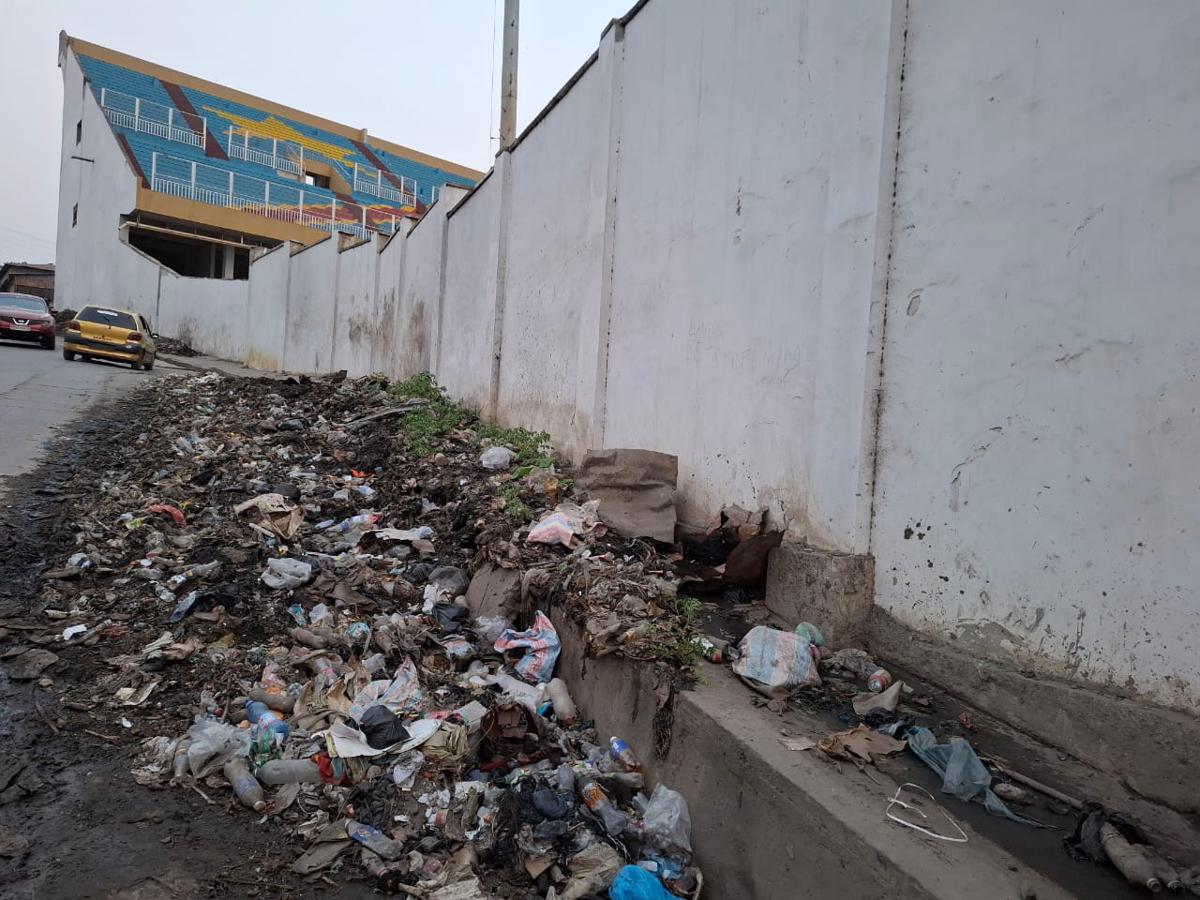 Imyanda irimo kwirundanya hafi ya Stade Lumumba i Matadi